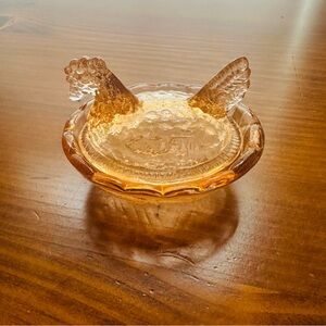Peach glass mini hen on nest (2.5”)- import
